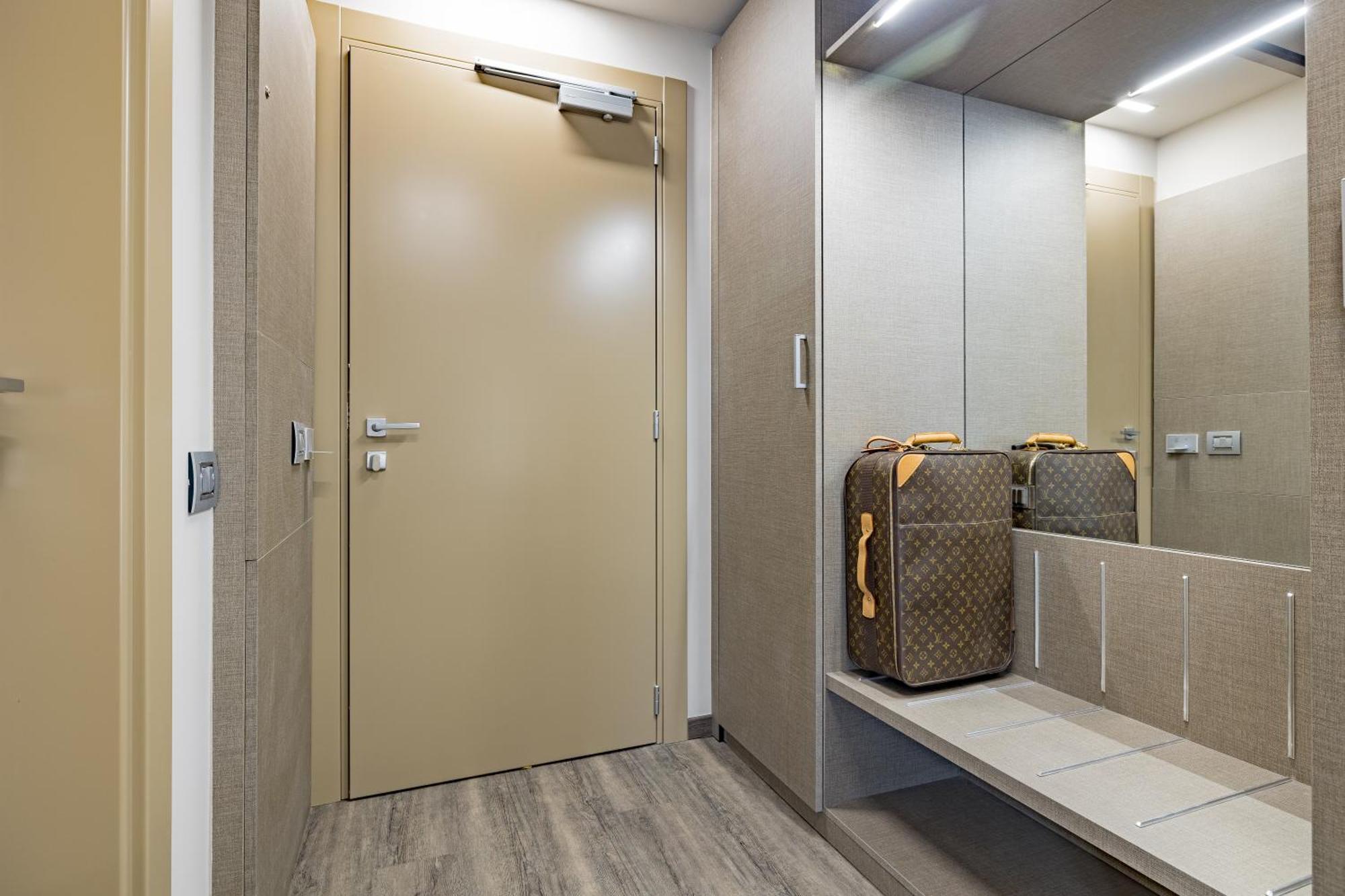 Just Hotel Сароно Екстериор снимка