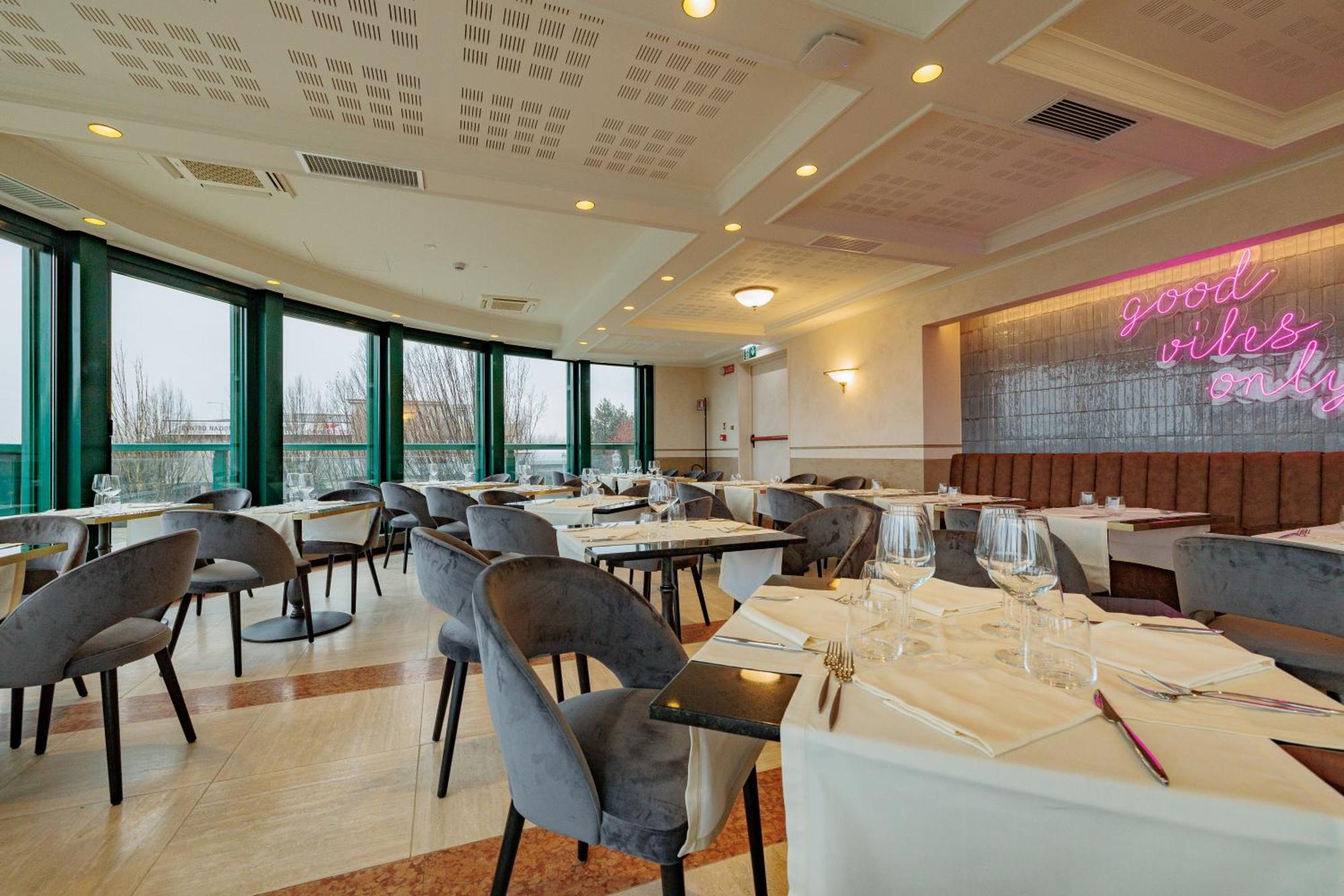 Just Hotel Сароно Екстериор снимка