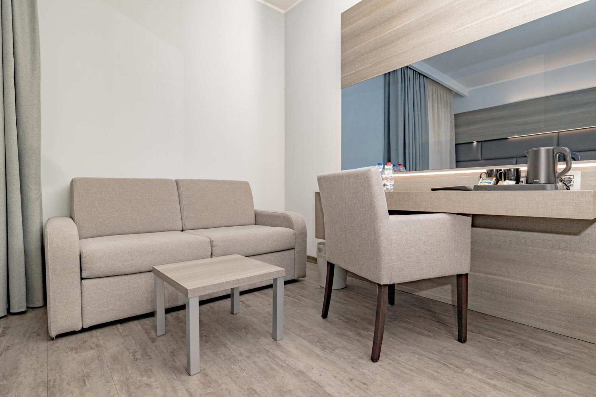 Just Hotel Сароно Екстериор снимка