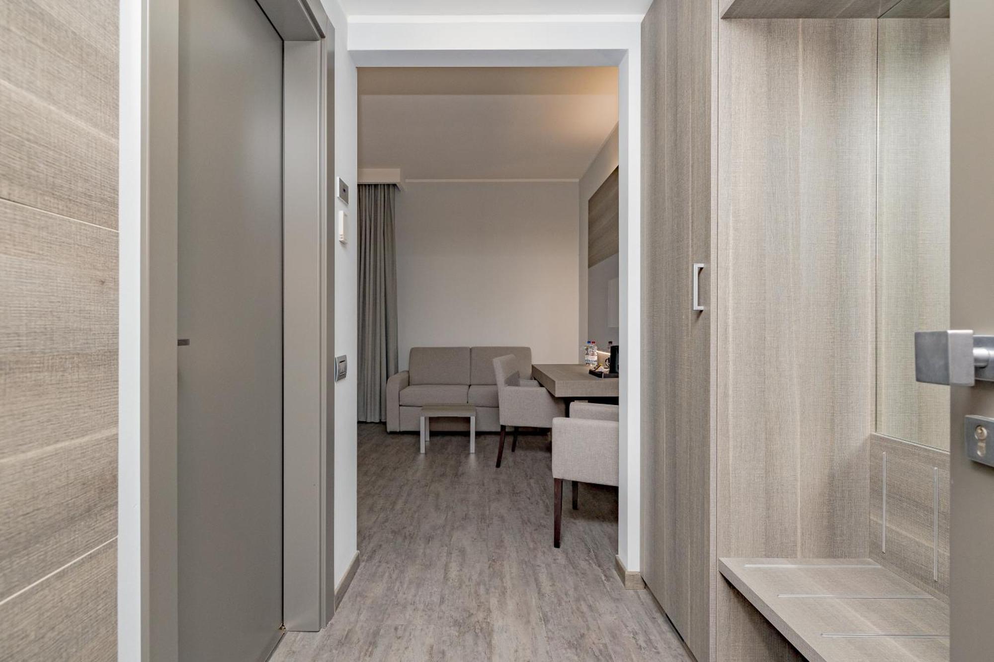 Just Hotel Сароно Екстериор снимка