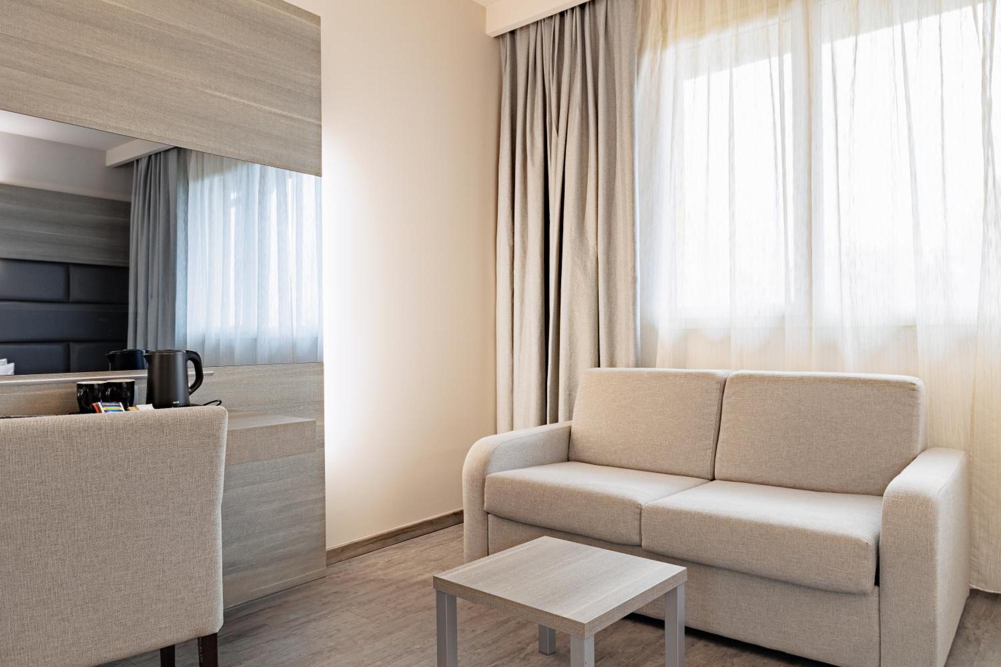 Just Hotel Сароно Екстериор снимка
