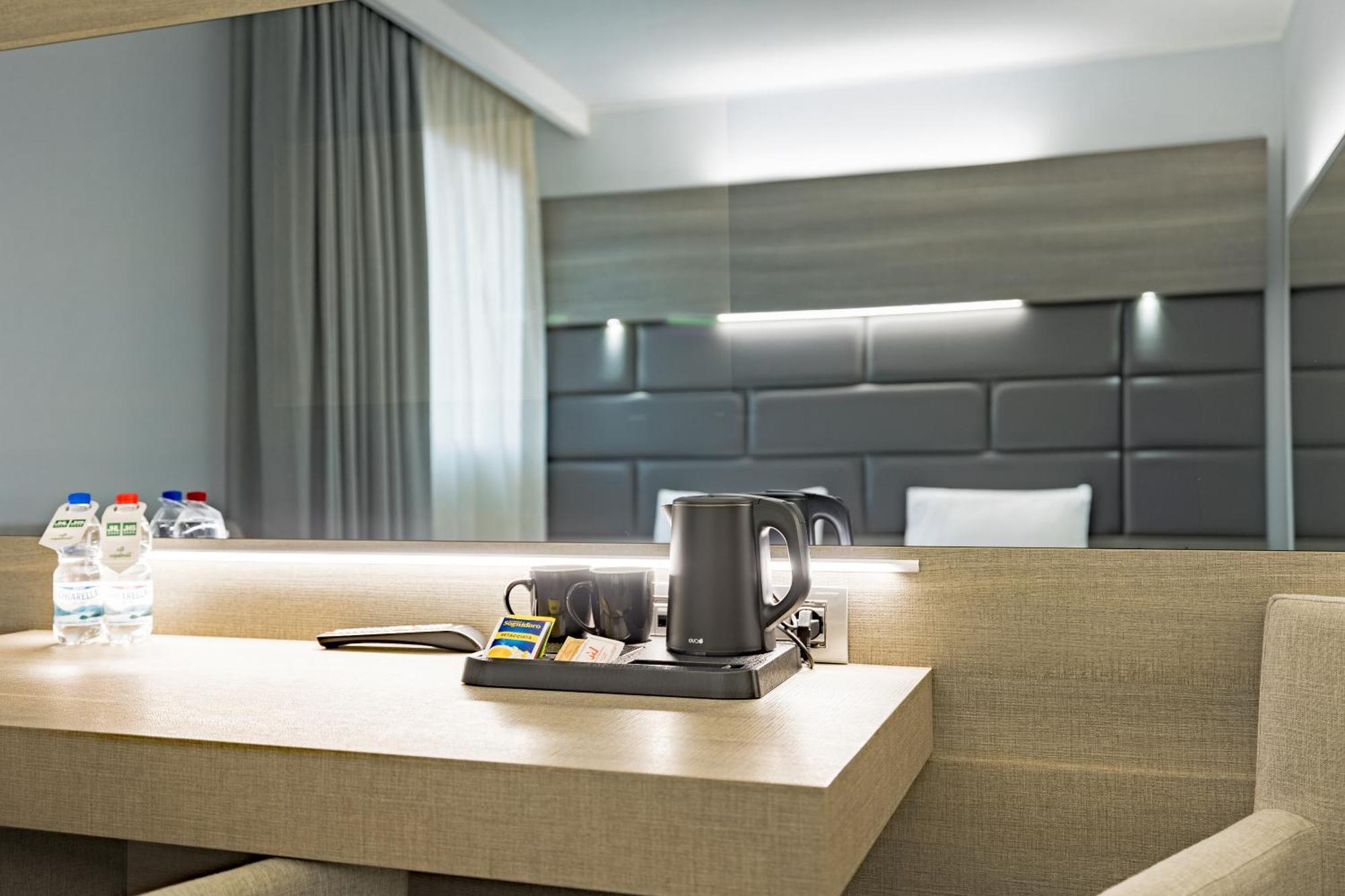 Just Hotel Сароно Екстериор снимка