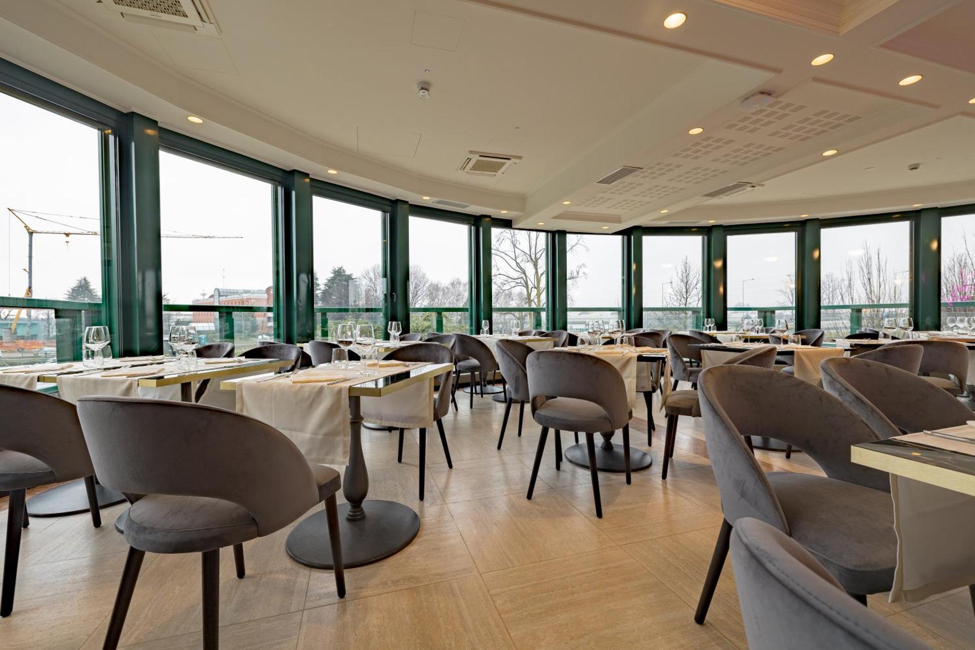Just Hotel Сароно Екстериор снимка