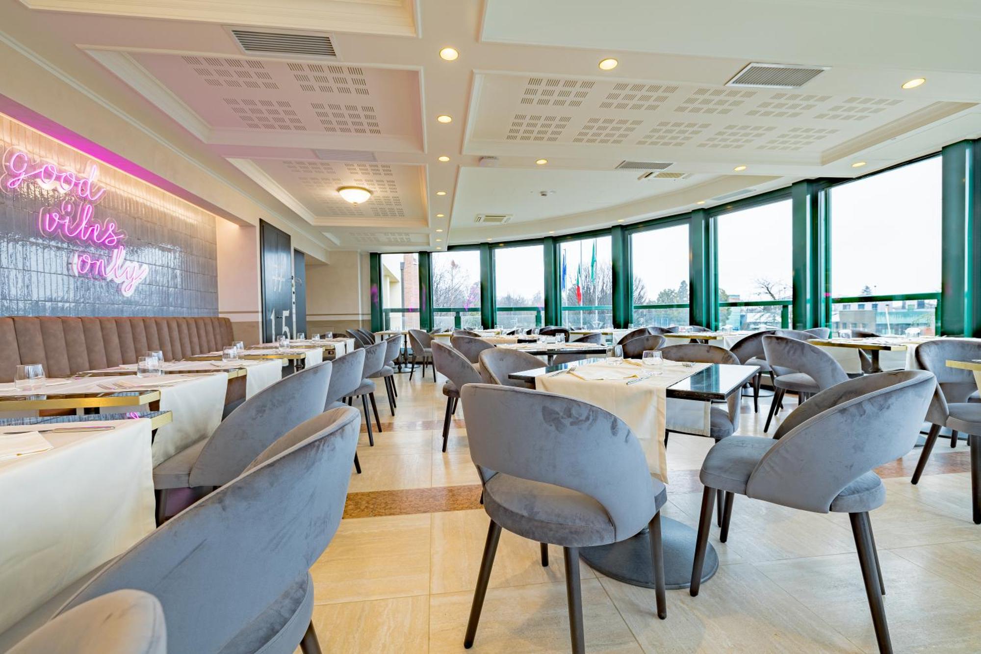 Just Hotel Сароно Екстериор снимка