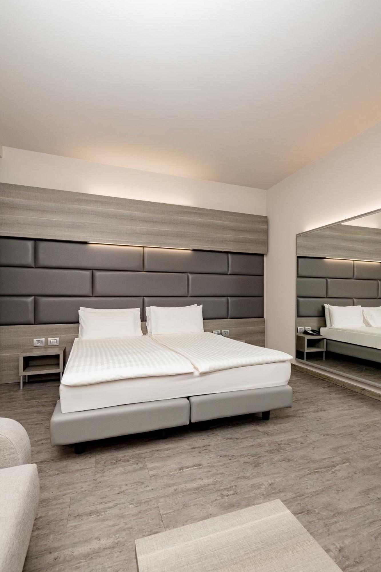 Just Hotel Сароно Екстериор снимка