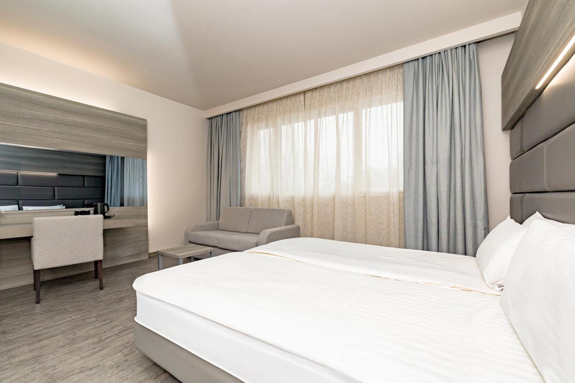 Just Hotel Сароно Екстериор снимка
