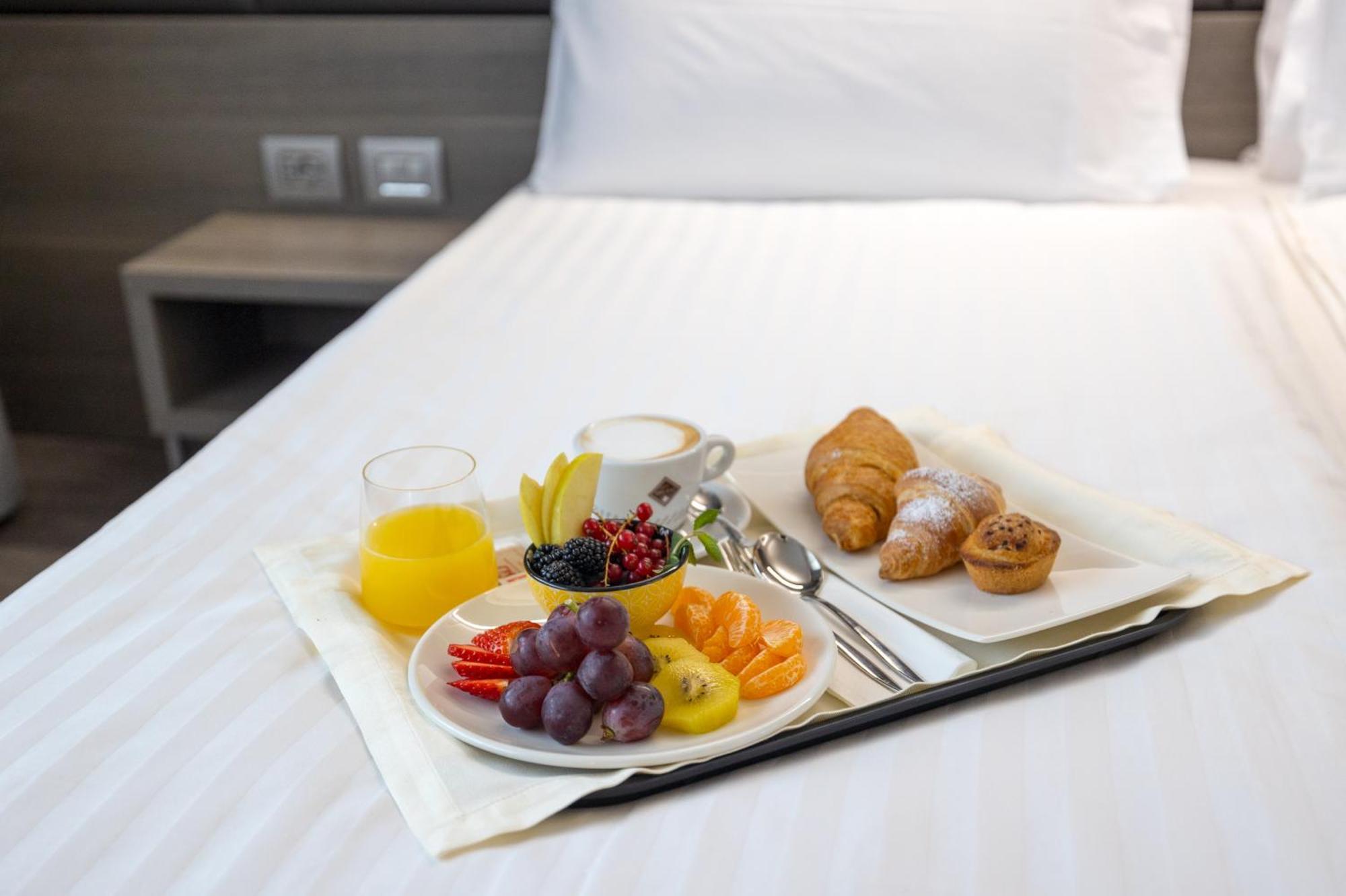 Just Hotel Сароно Екстериор снимка