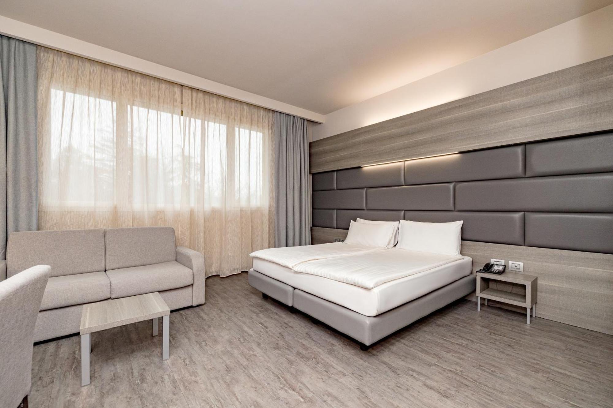 Just Hotel Сароно Екстериор снимка