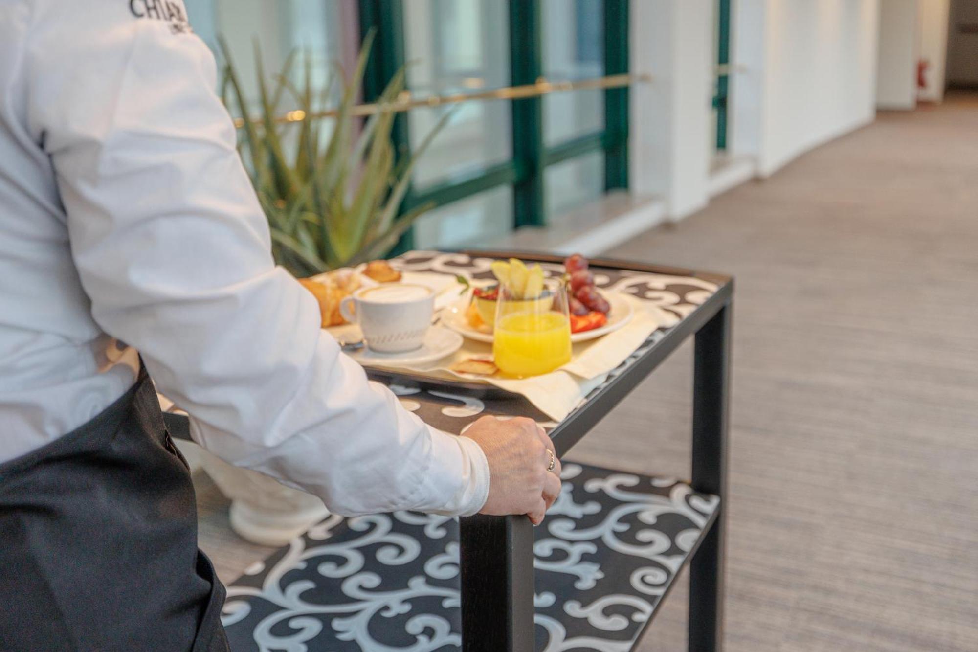 Just Hotel Сароно Екстериор снимка