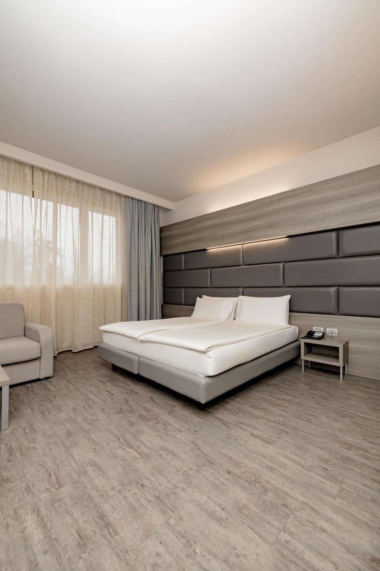 Just Hotel Сароно Екстериор снимка