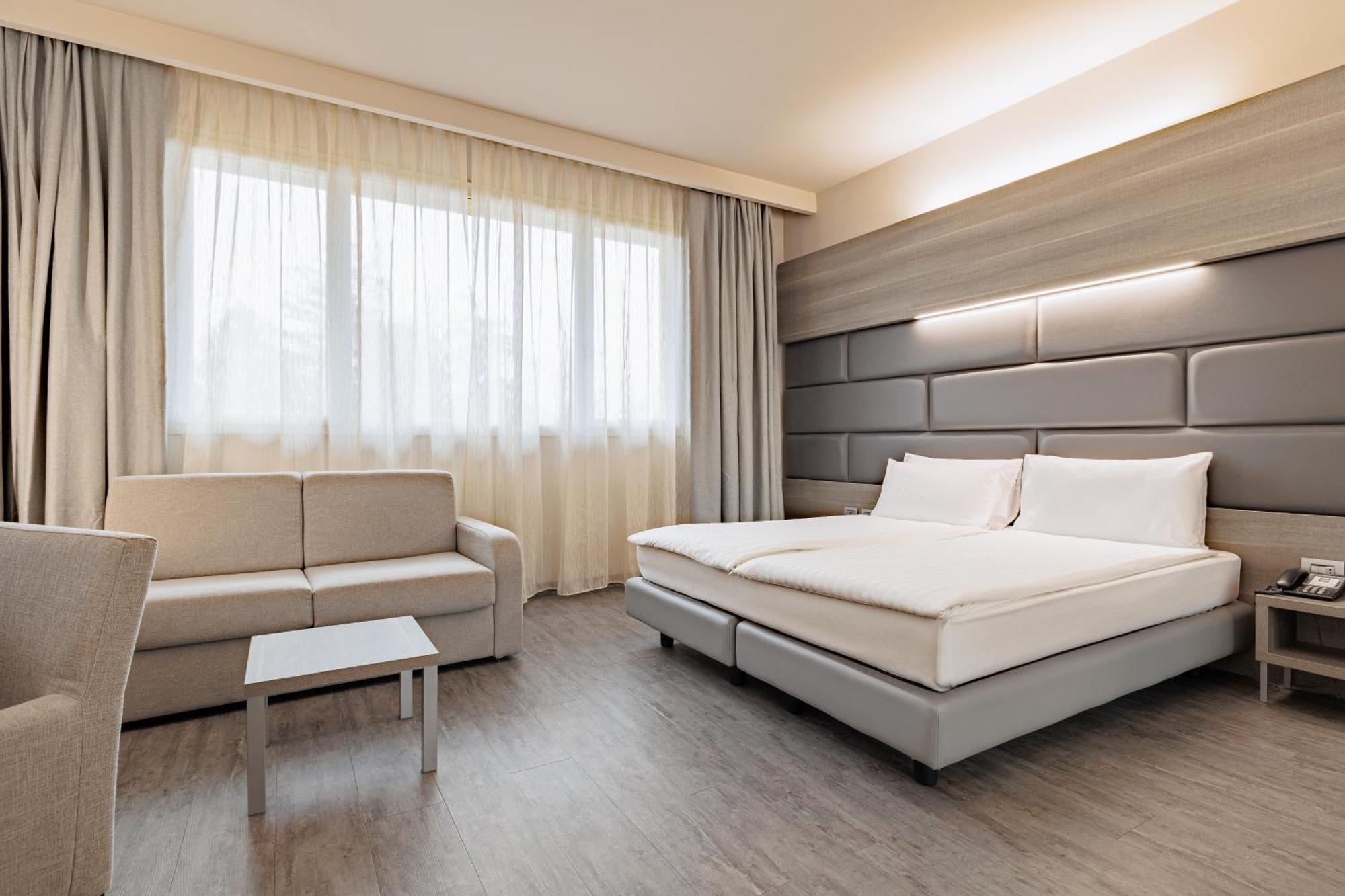 Just Hotel Сароно Екстериор снимка
